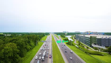 Tráfico-Diurno-En-La-Autopista-En-Orlando,-Florida-Con-Dos-Autos-Detenidos-En-El-Carril-De-Avería