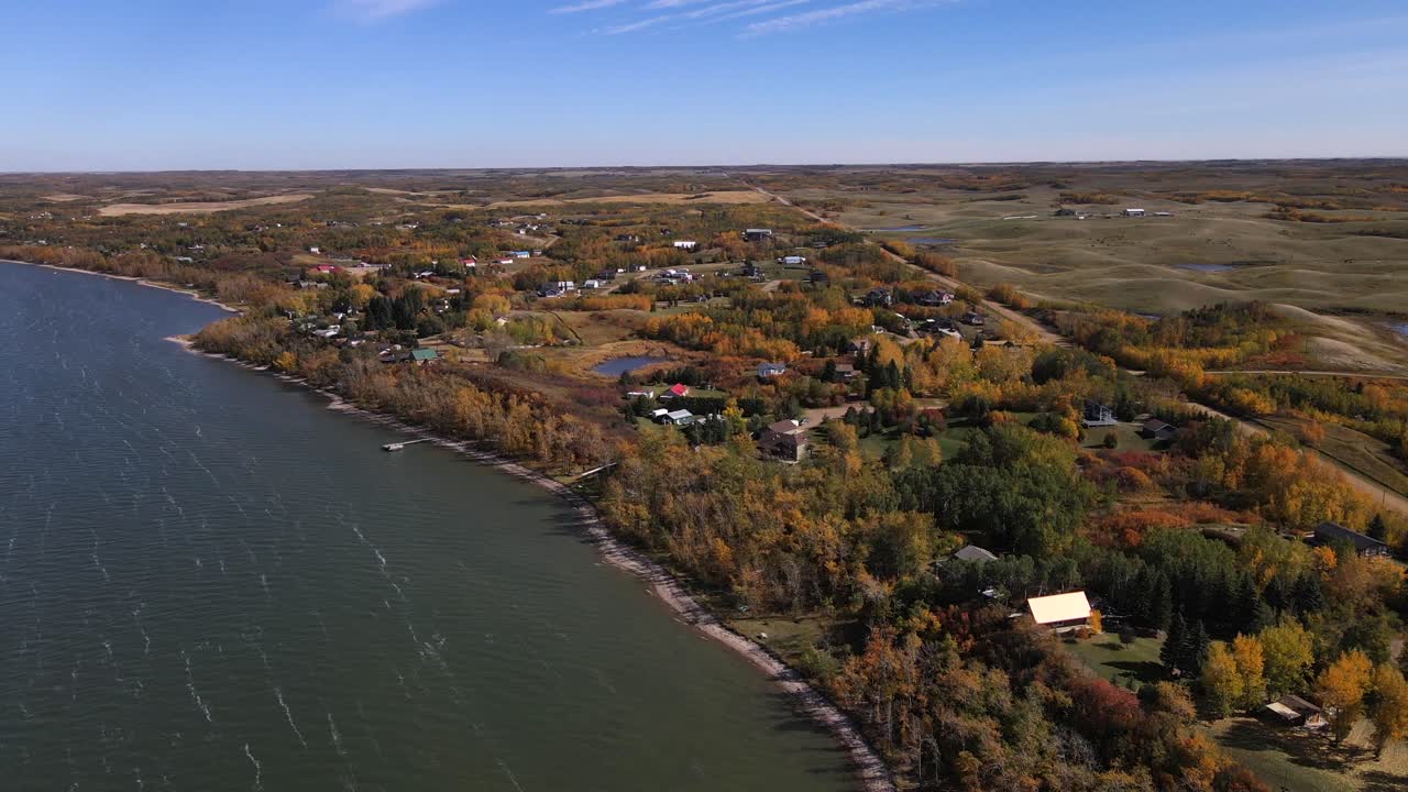vista aérea 4k del lago buffalo cerca de stettler, alberta