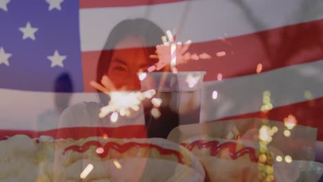 animación de la bandera de los estados unidos y perros hod sobre mujer biracial