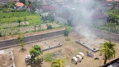Holzverbrennung-Erzeugt-Giftigen-Rauch-In-Reisfeldern-Von-Bali,-Indonesien,-Asien,-Südosttradition-Und-Umweltverschmutzungsproblem,-Luftaufnahme