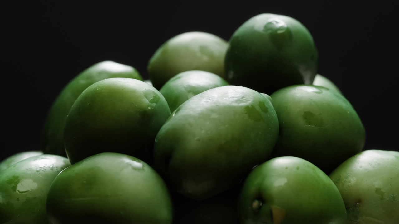 고품질의 4k 영상으로 그리스에서 배경으로 인 둥근 녹색 올리브.