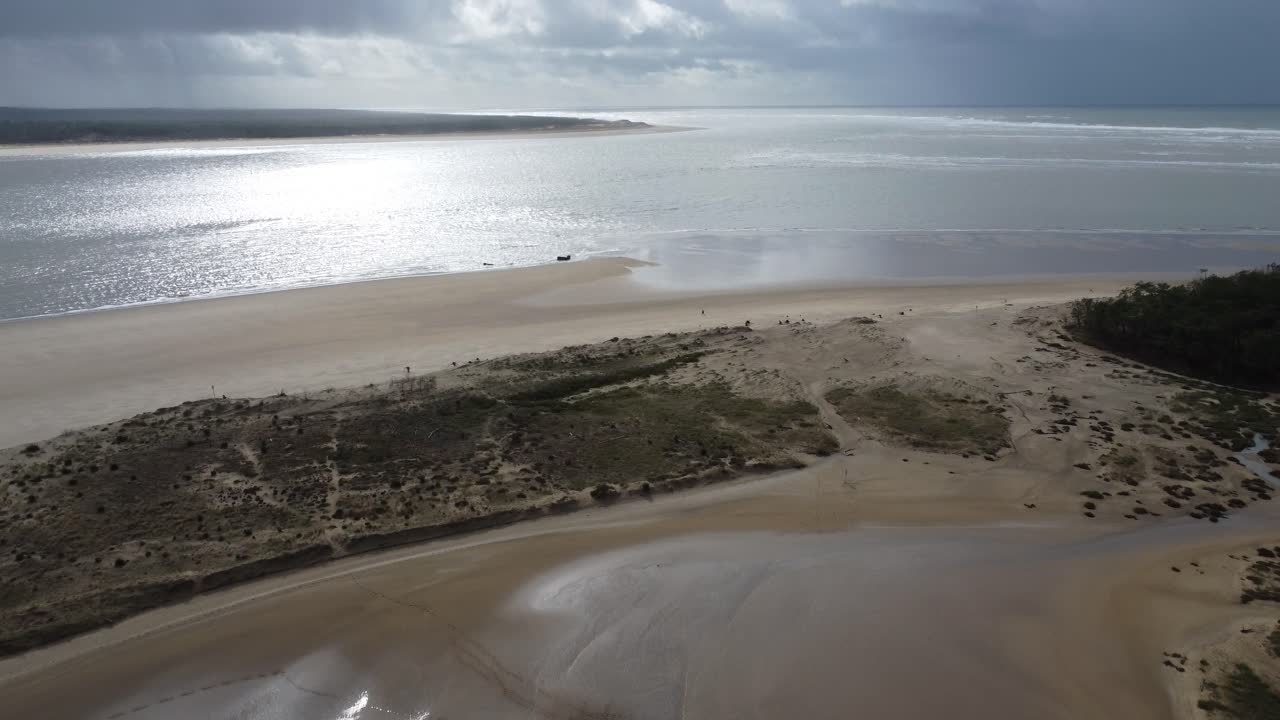 paesaggio mozzafiato con nuvole, mare, spiaggia, sabbia (drone)