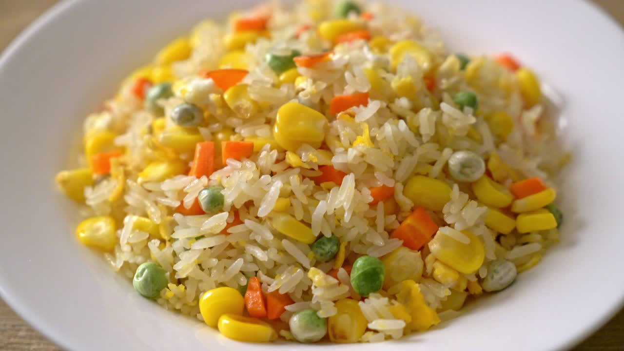 arroz frito casero con verduras mixtas y huevo