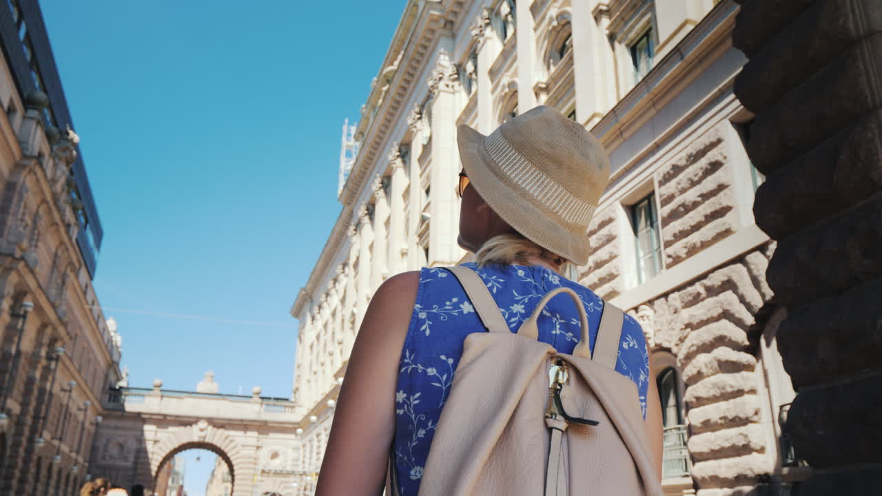 estocolmo, suecia, un, hembra, turista, con, un, bandera sueca, va, a, el, arco, cerca, el, parlamento, uno, de, th