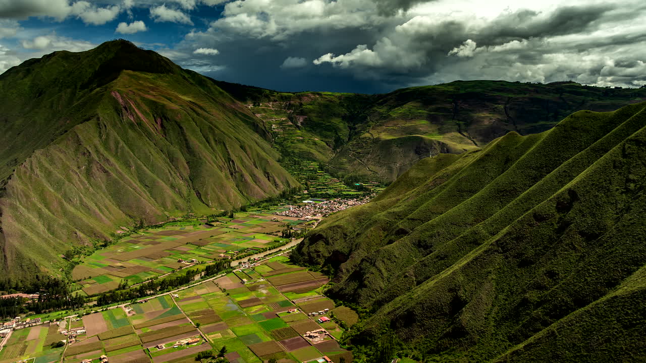 Vista panorâmica de hiperlapse de drone sobre a paisagem agrícola fértil do Vale Sagrado no Peru