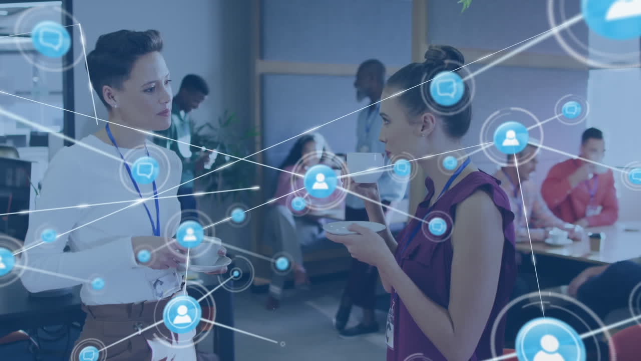 사무실에서 커피를 마시며 토론하는 두 명의 다양한 여성에 대한 디지털 아이콘 네트워크의 애니메이션