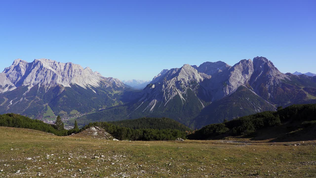 vista panorámica de las montañas zugspitze y sonnenspitze en los alpes de austria