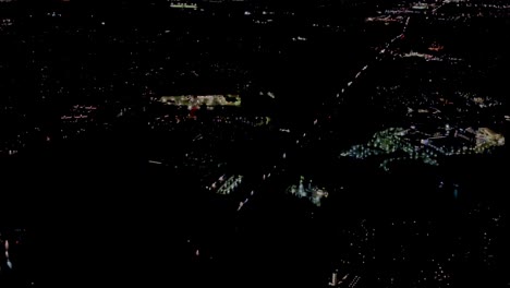 Una-Toma-Baja-Nocturna-De-4k-Antes-De-Aterrizar-Desde-Un-Avión-En-Aproximación-Al-Aeropuerto-Internacional-De-Washington-Dulles,-Estados-Unidos,-Ubicado-En-Virginia,-Que-Muestra-Edificios-Iluminados-A-26-Millas-De-Washington-Dc