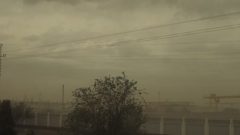 tormenta de polvo en la ciudad del desierto