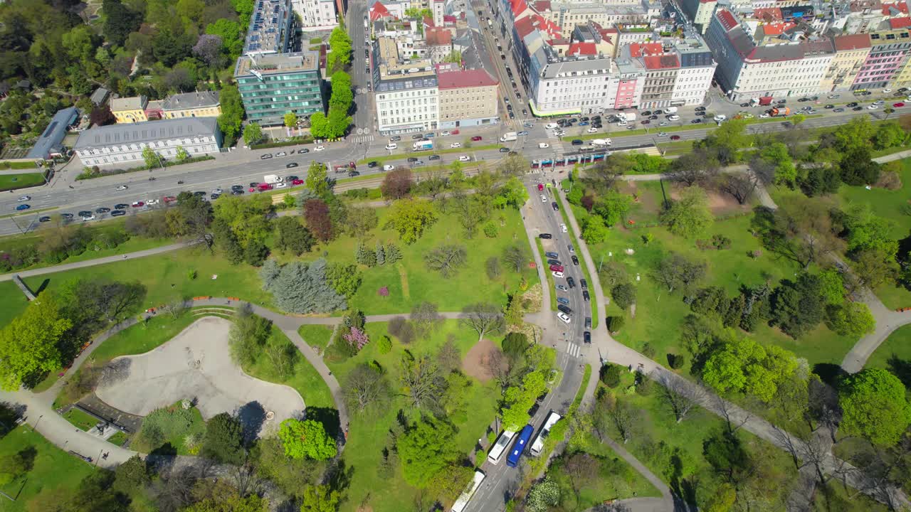воздушный дрон, раскрывающий красивый парк за пределами австрийской галереи belvedere
