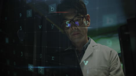 animación de advertencia de ataque cibernético sobre hombre asiático ingeniero de ti con tableta por servidor de computadora
