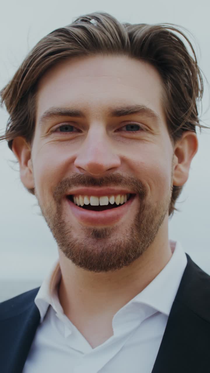 retrato en primer plano de un hombre sonriente