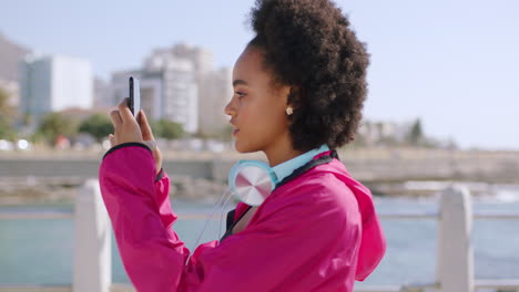 Schwarze-Frau,-Telefon--Und-Strandfotografie