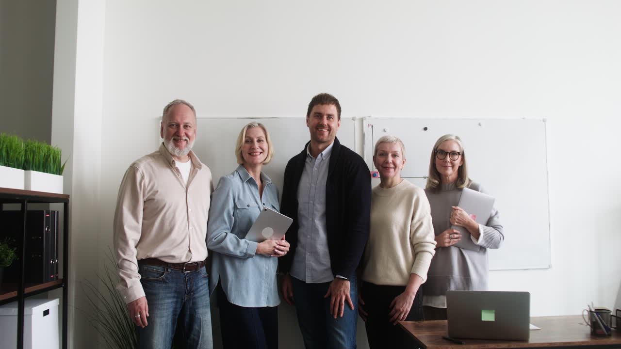 студенты и учитель в классе