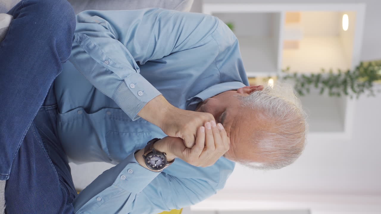 video vertical de un anciano solitario y triste.