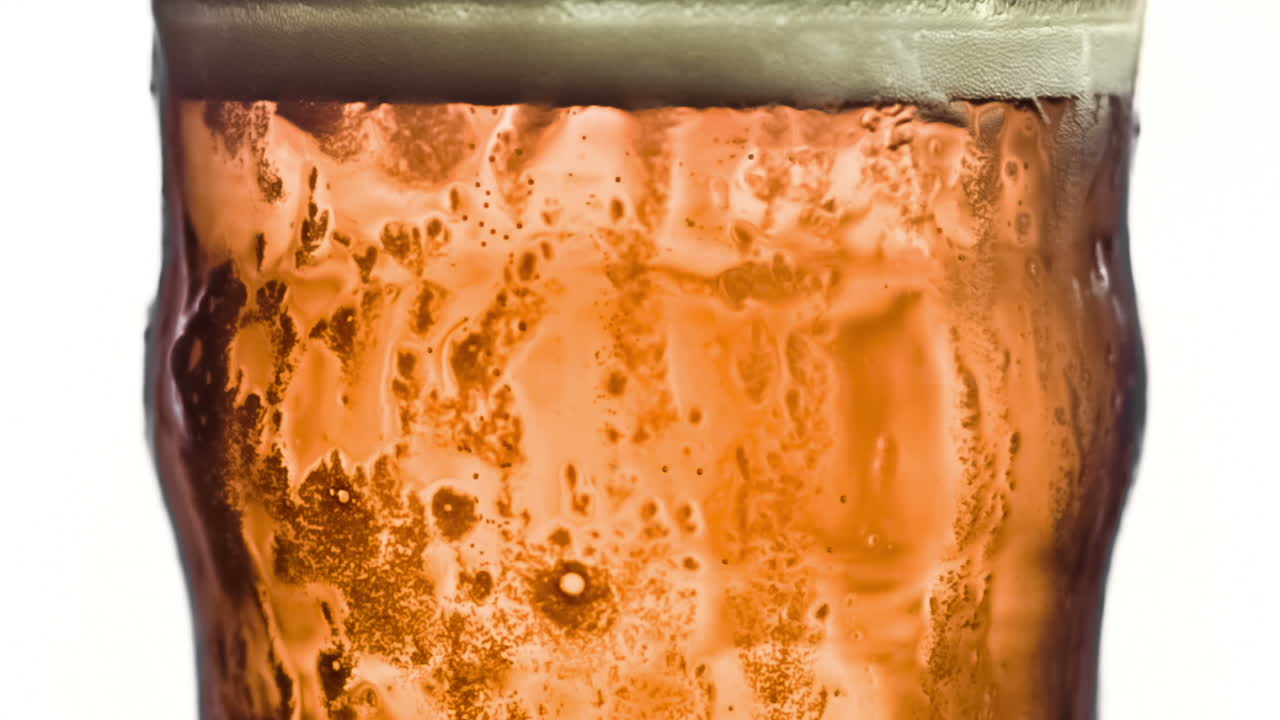 cerveza desbordando su vaso en súper cámara lenta