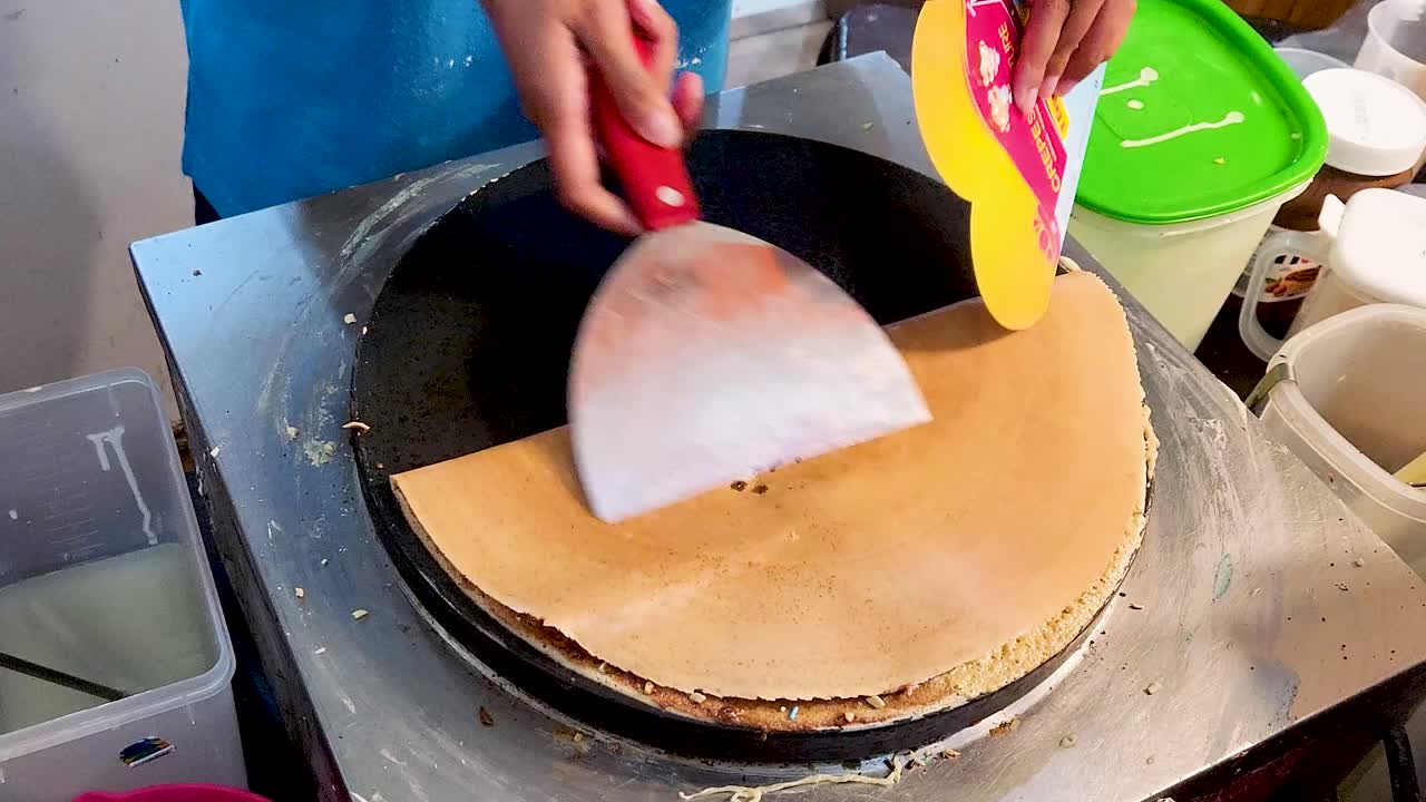 chef haciendo crepe dulce en sartén caliente, vista de cerca