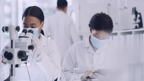 현미경을 사용하는 두 명의 과학자