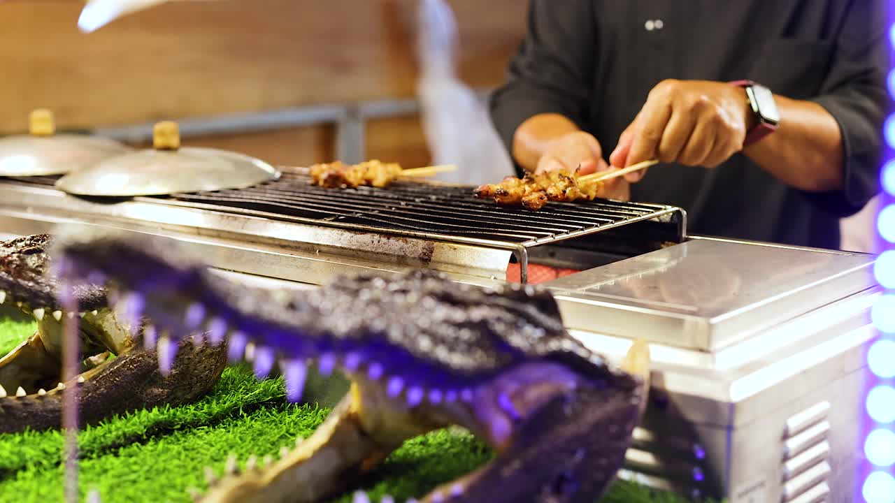 아오  시장 에서 악어 고기 를 김