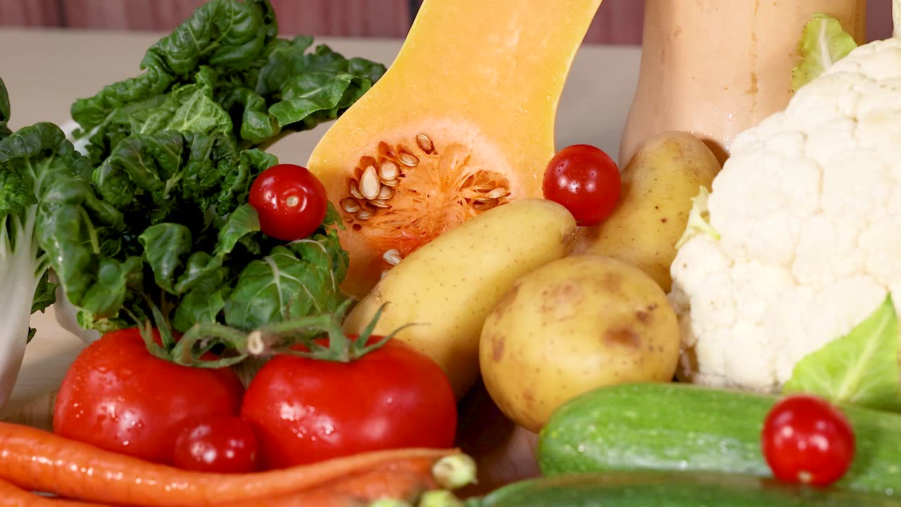 자연적인 조명 속에서 다양한 색과 질감을 보여주는 예술적으로 배열된 신선한 채소의 활기찬 품종