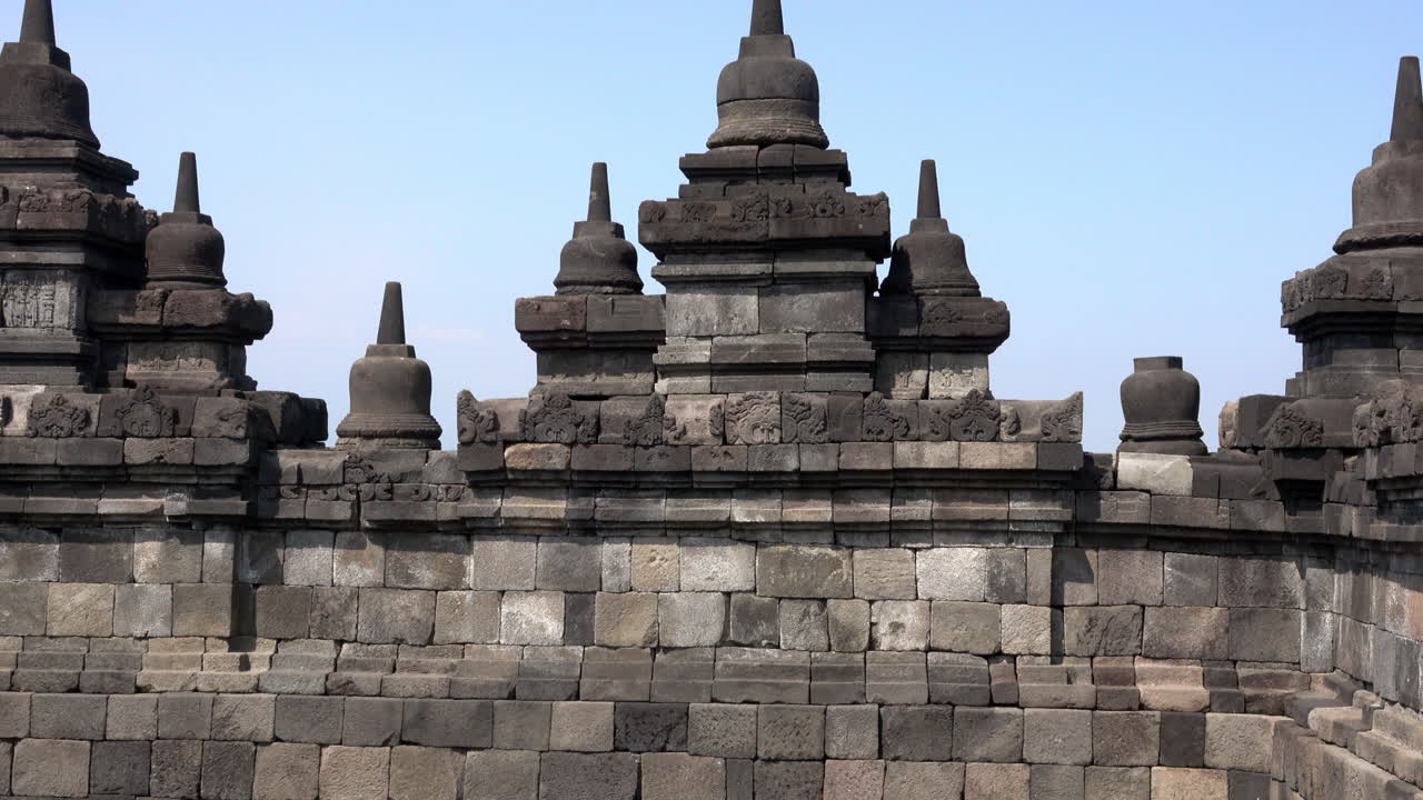 Muro del Tempio di Borobudur ricoperto di sculture di stupa
