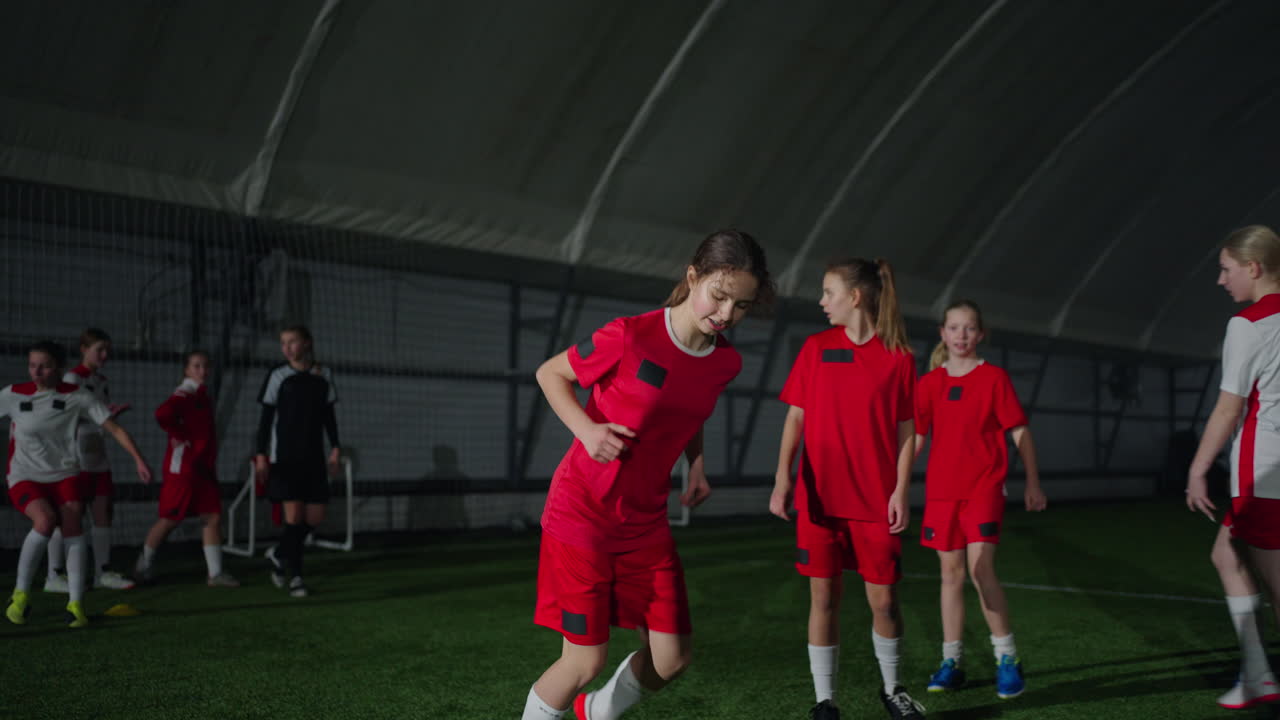 어린 소녀들의 실내 축구 연습