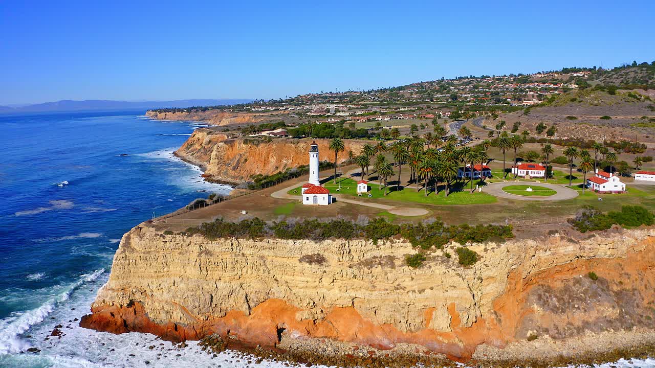 남부 캘리포니아의 랜초 팔로스 베르데스 절벽에 있는 등대에서 공중으로 내려다보는 모습