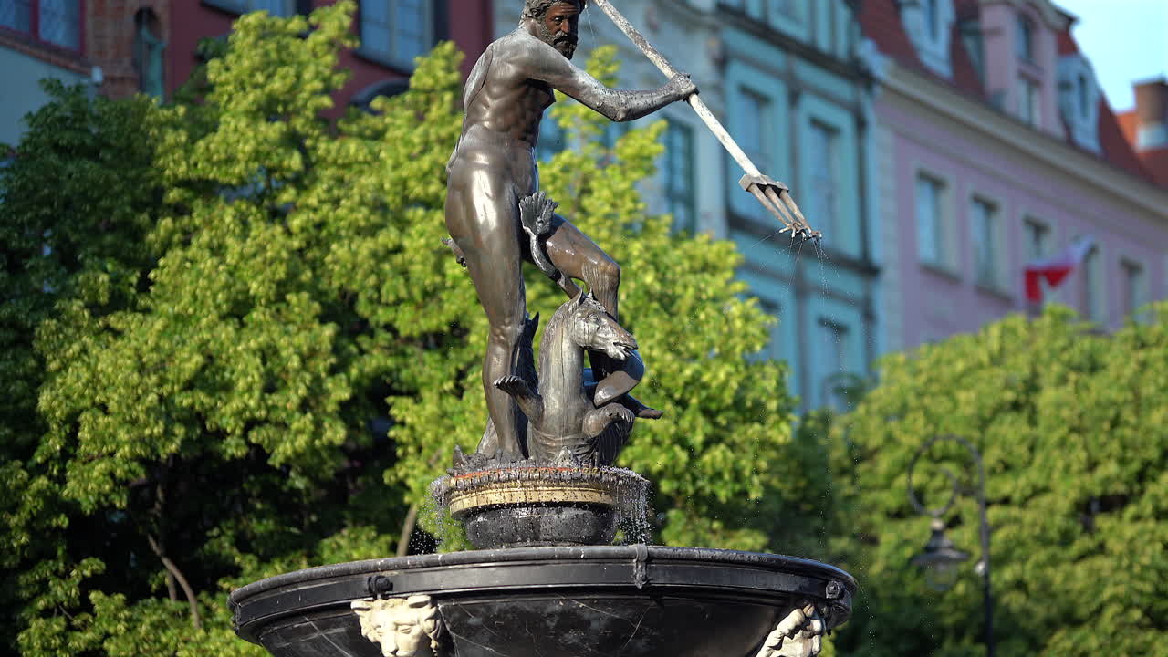Scatto diurno della statua di Nettuno a Danzica, Polonia