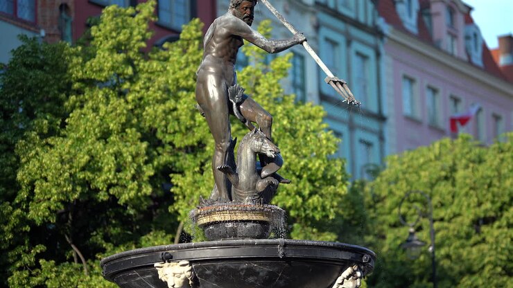 Scatto diurno della statua di Nettuno a Danzica, Polonia