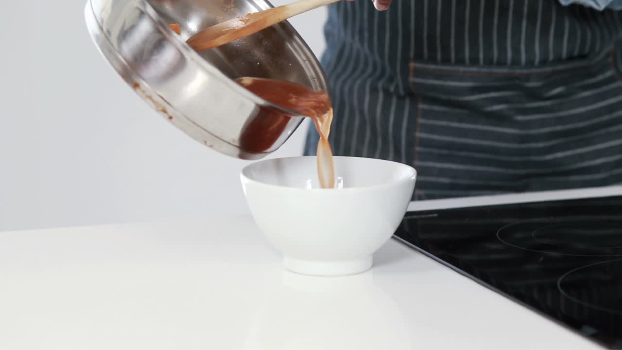 행복 한 젊은 부부 가 함께 요리 하고 있다