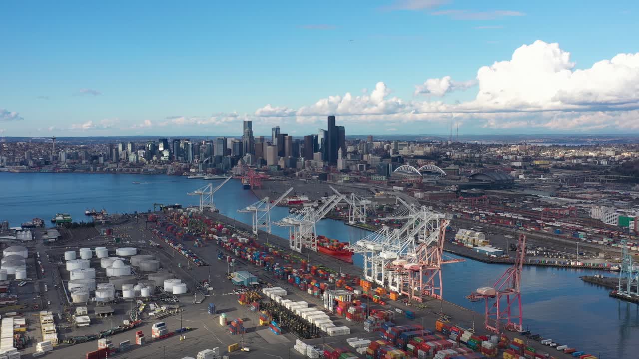 vista aérea del puerto de embarque de seattle en un día lento