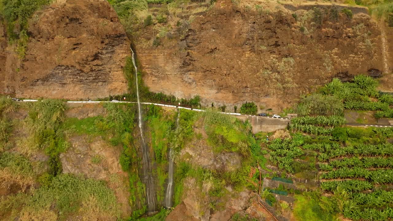 espectacular cascada alta con agua cayendo en la carretera de asfalto