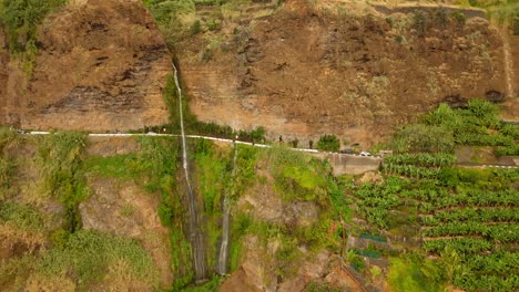 Espectacular-Cascada-Alta-Con-Agua-Cayendo-Sobre-Carretera-Asfaltada