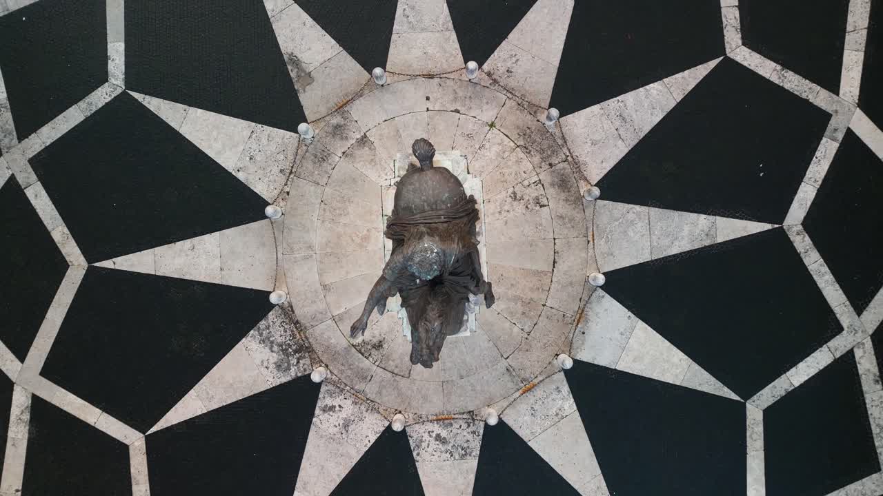 상단에서 내려온 공중 사진 - 캠피돌리오 광장 마르쿠스 아우리우스가 말 위에