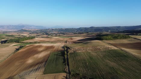 Ein-Hochfliegendes-4K-Erlebnis:-Erkundung-Der-Hügel-Des-Dorfes-Pentavriso-Und-Der-Herbstfarben-In-Kastoria,-Griechenland,-Per-Drohne