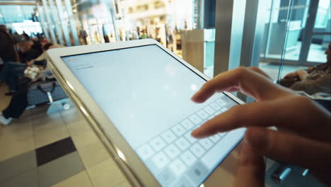 Frau-Benutzt-Tablet-PC-Im-Wartezimmer-Des-Flughafens-Oder-Bahnhofs