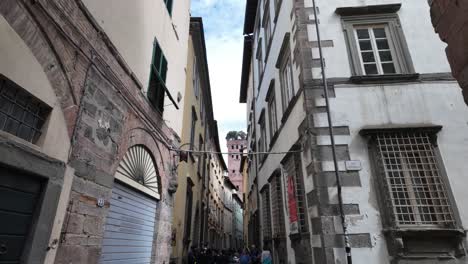 narrow busy italian street lucca italy beautiful touristic alleyway