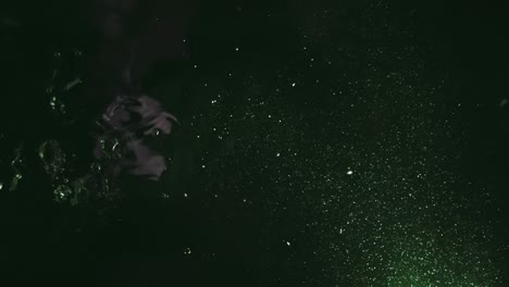 vista de abajo video de burbujas submarinas de colores que se elevan a la superficie en cámara lenta. cerca, mezclar refrescante soda agua gaseosa, burbujas se disuelven