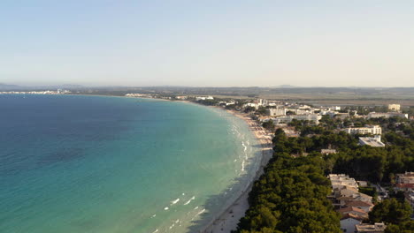 Zona-Costera-De-La-Ciudad-De-Alcudia-Con-Complejos-Hoteleros,-Playas-Y-Casas