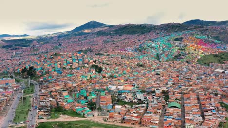 vista aérea de bogotá santamaría con las montañas de los andes al fondo en un día soleado
