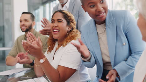 éxito, aplausos o personas de negocios felices