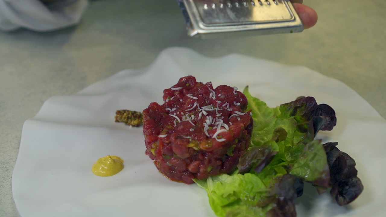 tartar de ternera con helado de mostaza