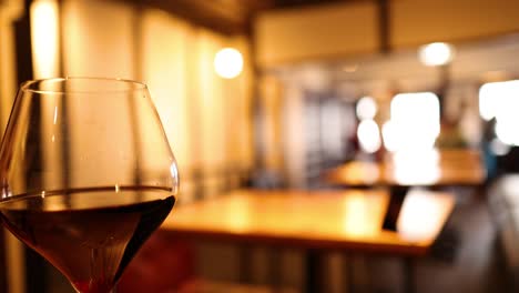 primer plano de una copa de vino en un entorno acogedor