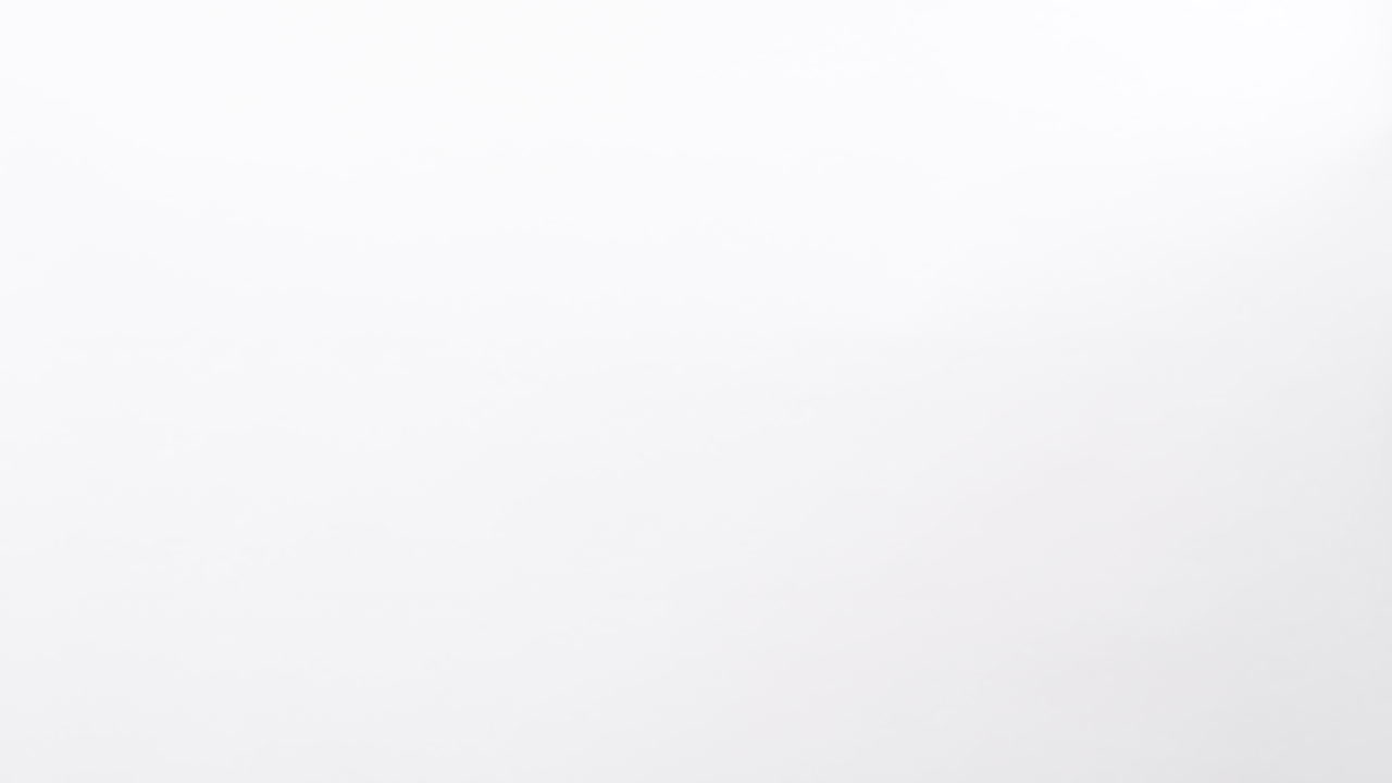 gran diamante de corte redondo pulido en la mano cerca aislado en un fondo de estudio blanco con espacio de copia para colocar un texto para un anuncio