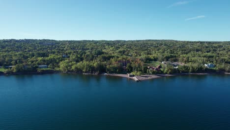 Vista-Aérea-De-Drones-De-La-Costa-Del-Lago-Superior-Frente-A-La-Mansión-Glensheen