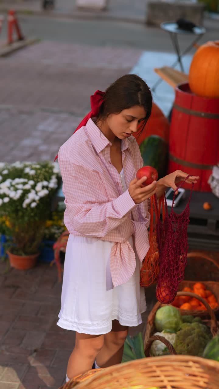 mujer comprando frutas en un mercado al aire libre