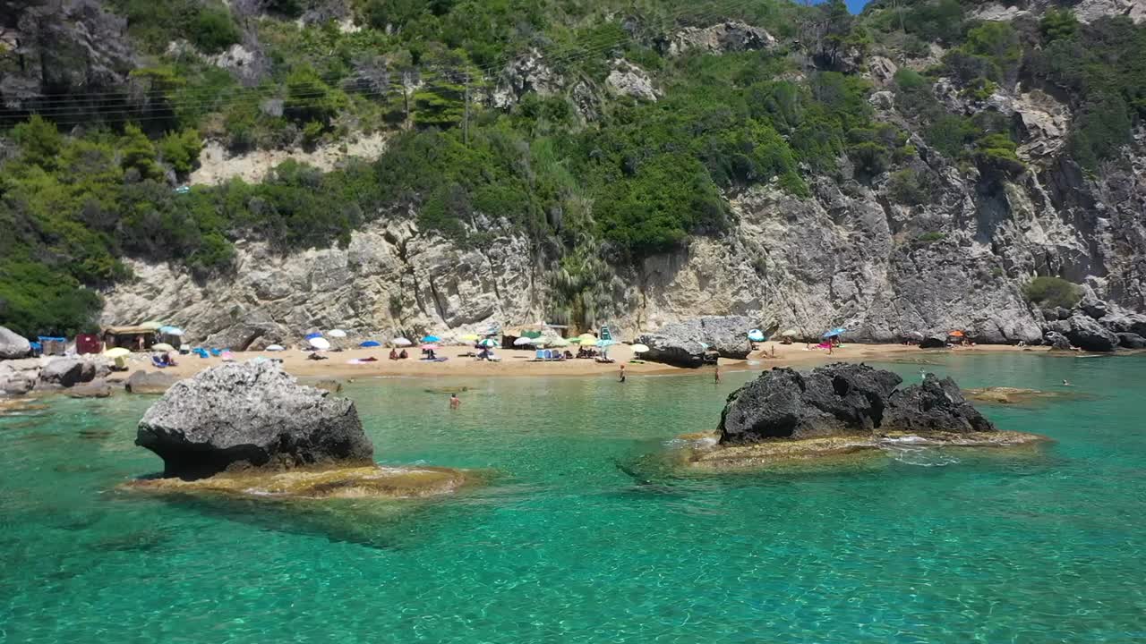 ⁇ 은 장면에서 해변에 있는 사람들의 공중 전망