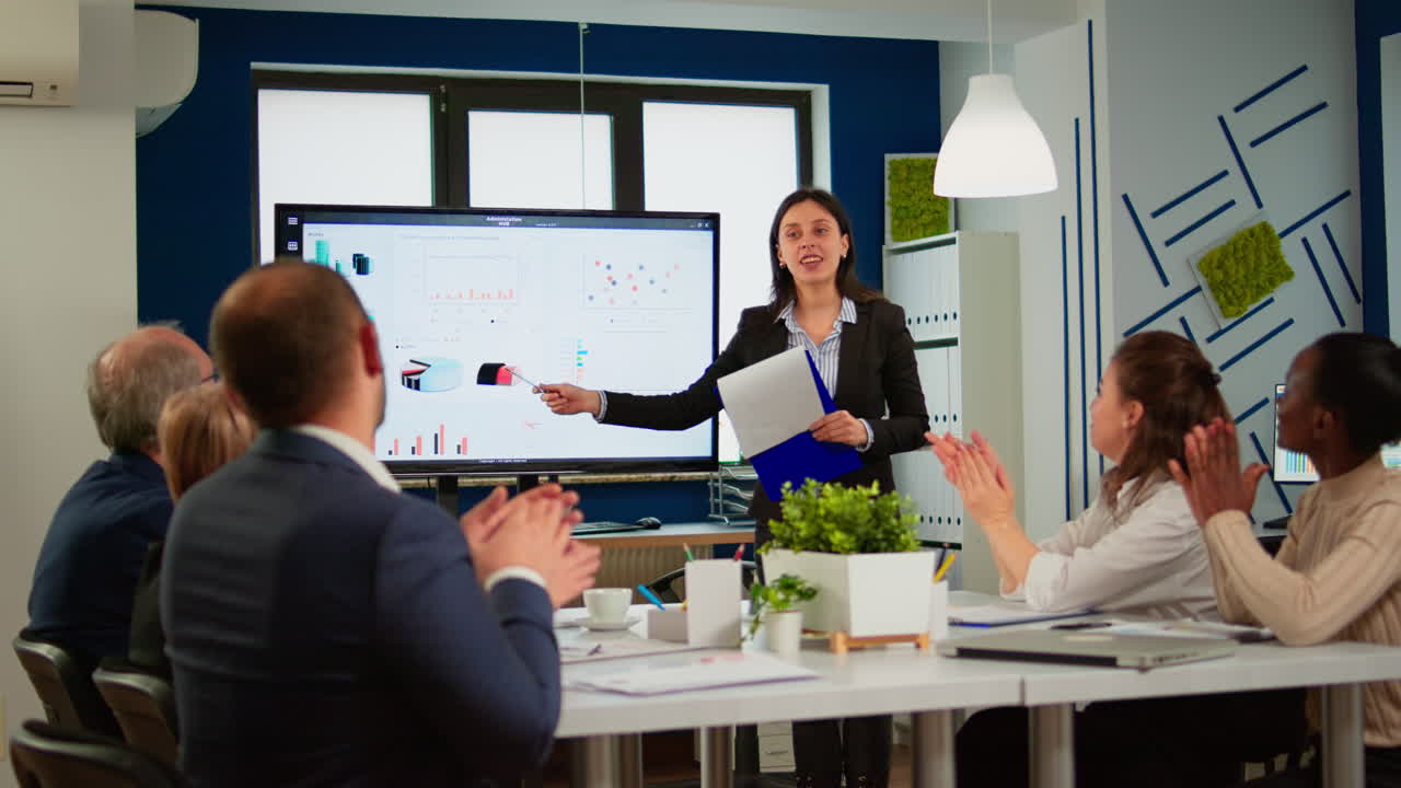 audiencia de negocios aplaudiendo mujer líder gerente gracias por el seminario de la conferencia