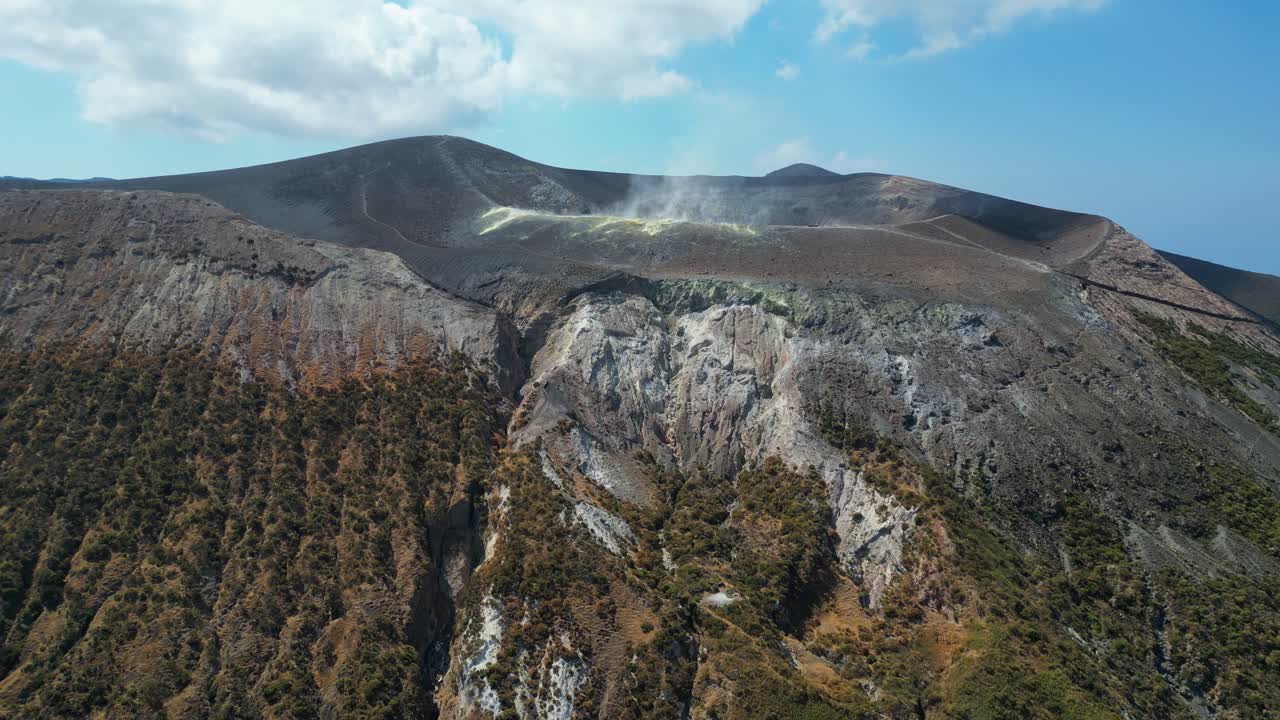 el cráter de la isla volcánica activa fuma vapor blanco amarillo en las islas eolias, sicilia, italia - antena 4k