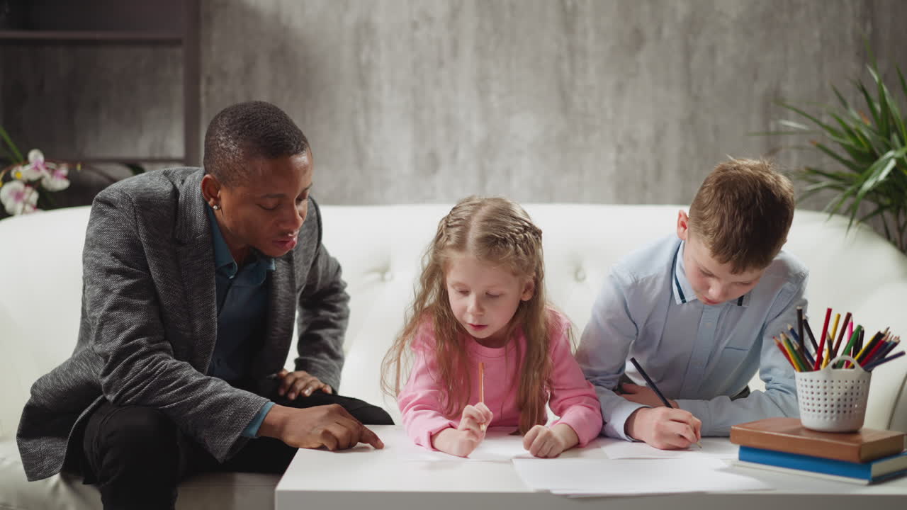 L'insegnante di inglese scrive lettere invisibili, i bambini indovinano.